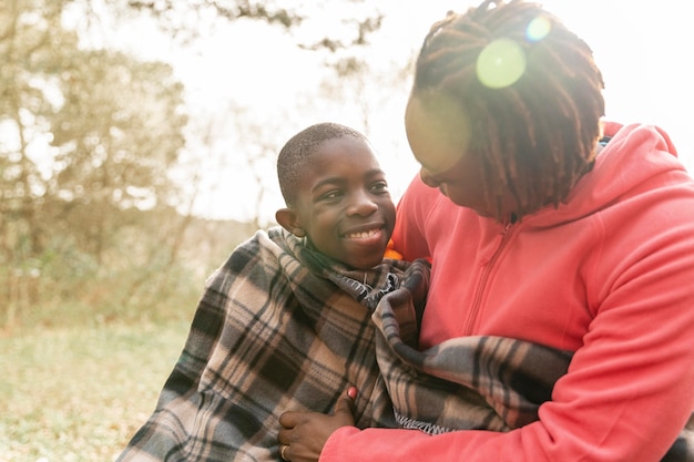 Gratis foto moeder en zoon hebben samen plezier