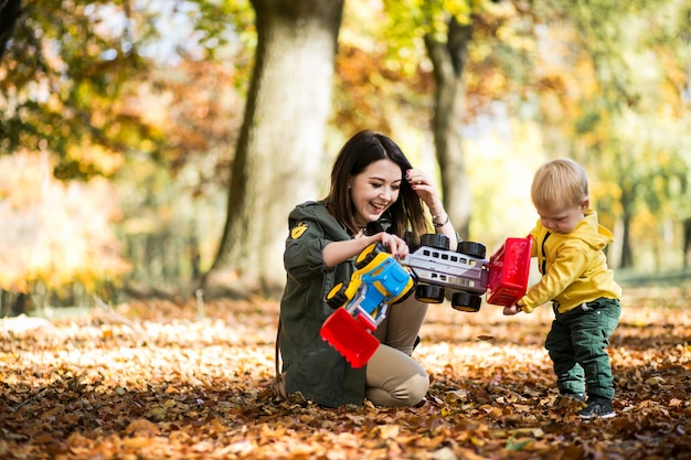 Moeder en zoon in herfst park