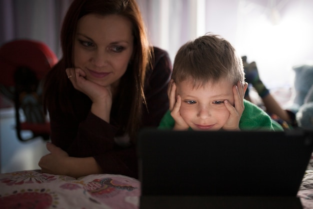 Moeder en zoon kijken naar film op tablet