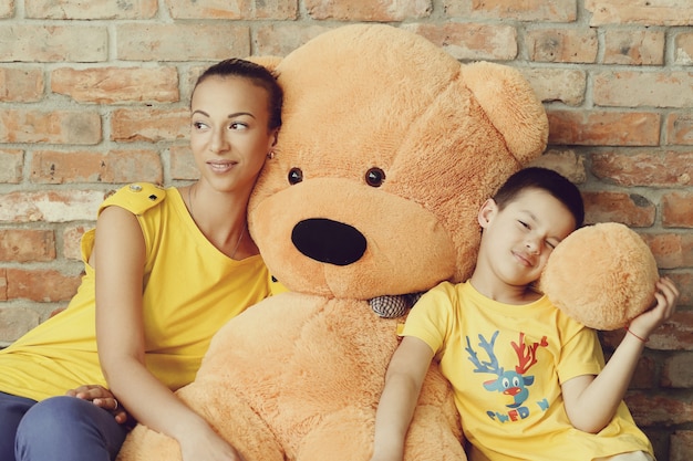 Moeder en zoon met enorme teddybeer