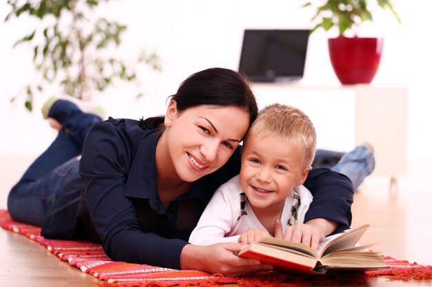 moeder en zoon samen lezen