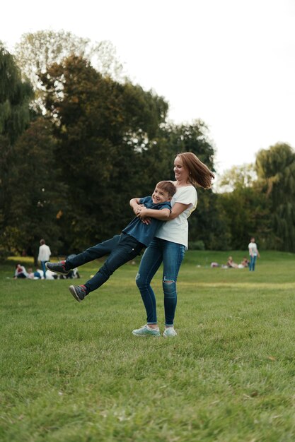 Moeder en zoon spelen in het park