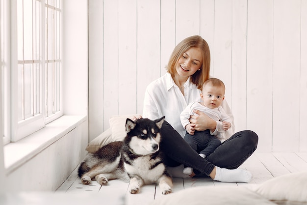 Moeder en zoontje spelen met hond thuis