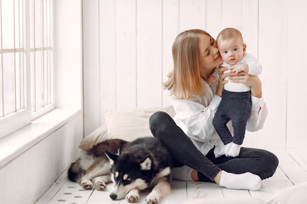 Moeder en zoontje spelen met hond thuis