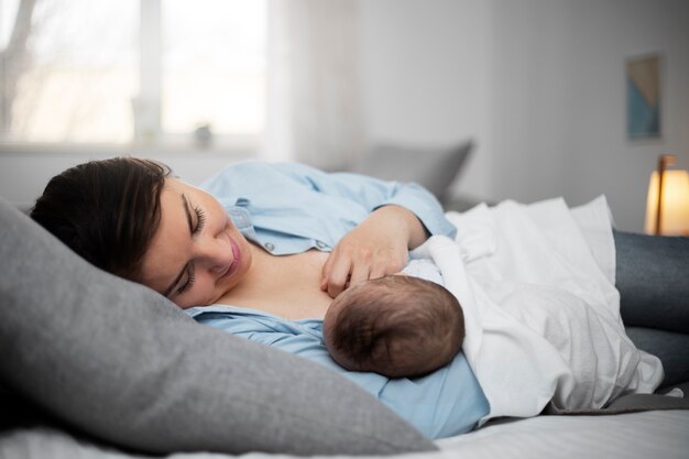 Moeder geeft haar kind zachtjes borstvoeding