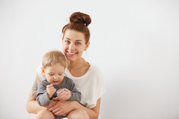 Moeder haar babyjongen voeden met lepel