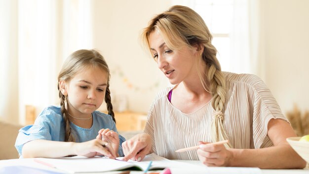 Moeder helpt haar dochter haar huiswerk te maken