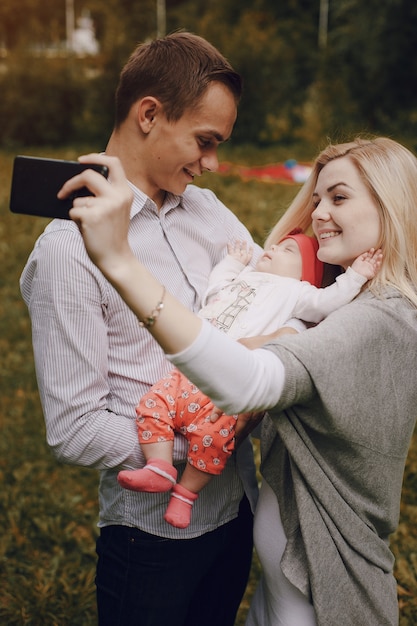 Moeder het maken van een auto-foto van haar baby en haar man