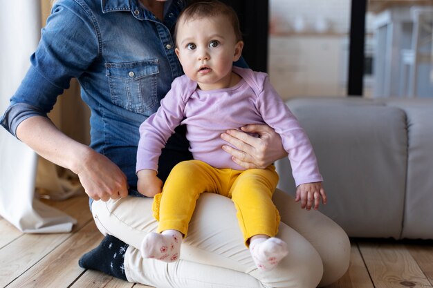 Moeder houdt haar baby op schoot