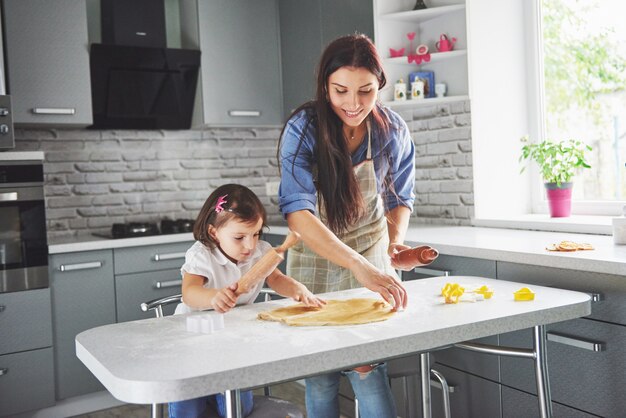 Moeder houdt van de oven voor de dochter van het koekje.