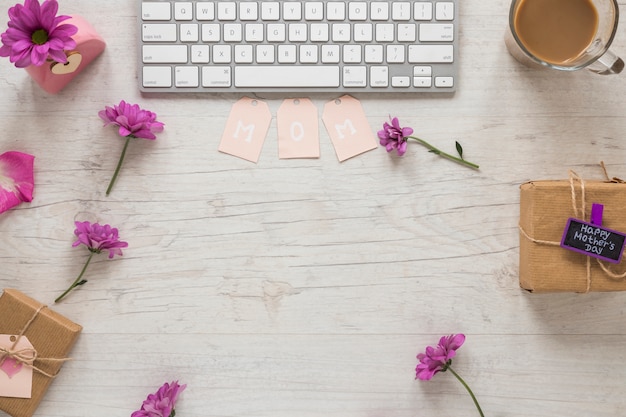 Moeder inscriptie met paarse bloemen en toetsenbord