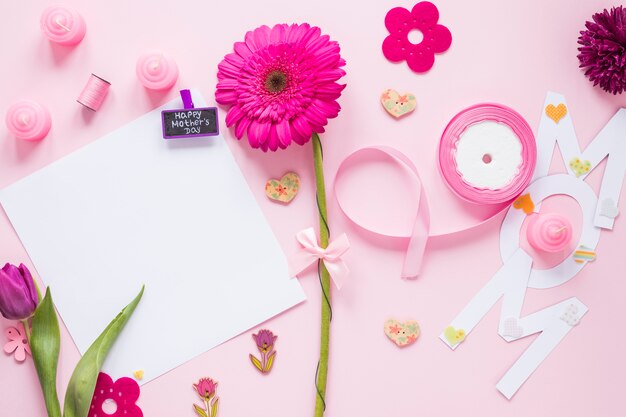 Moeder inscriptie met papier en bloemen op tafel