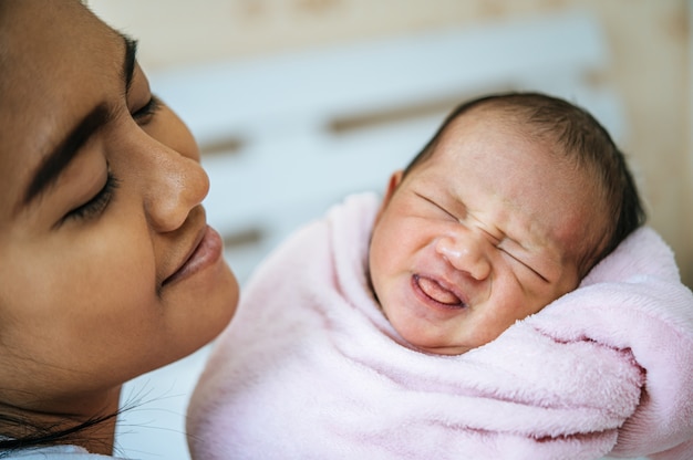 Moeder keek naar de baby die in de handen van de moeder lag