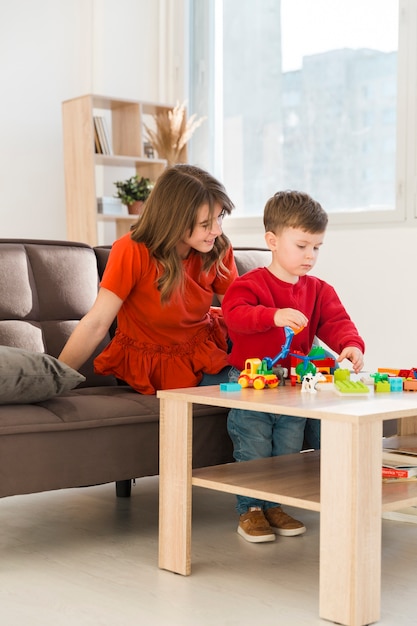 Moeder kijken naar kleine jongen spelen