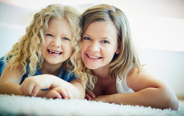 Gratis foto moeder lachend met haar dochter thuis