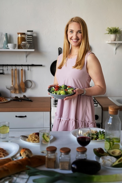 Moeder maakt eten klaar voor haar gezin