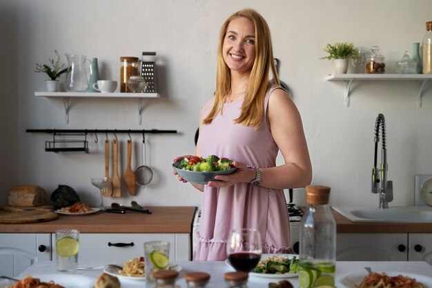 Moeder maakt eten klaar voor haar gezin