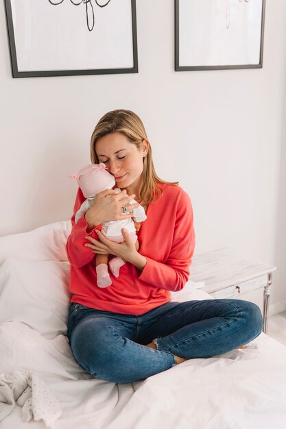 Moeder met baby in slaapkamer