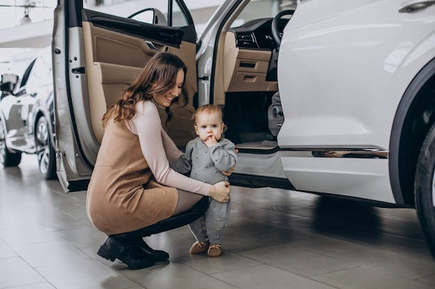 Moeder met babydochter die een auto kiest