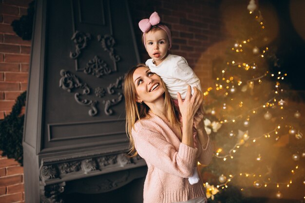 Moeder met dochter door kerstboom