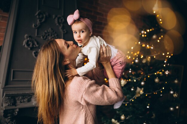 Moeder met dochter door kerstboom