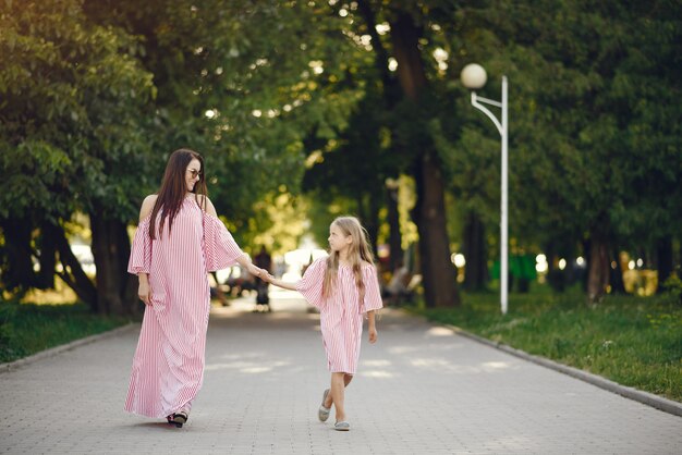 Moeder met dochter het spelen in een de zomerpark