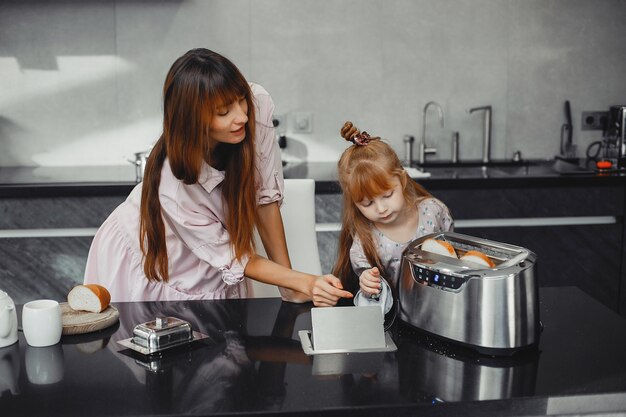 Moeder met dochter in een keuken