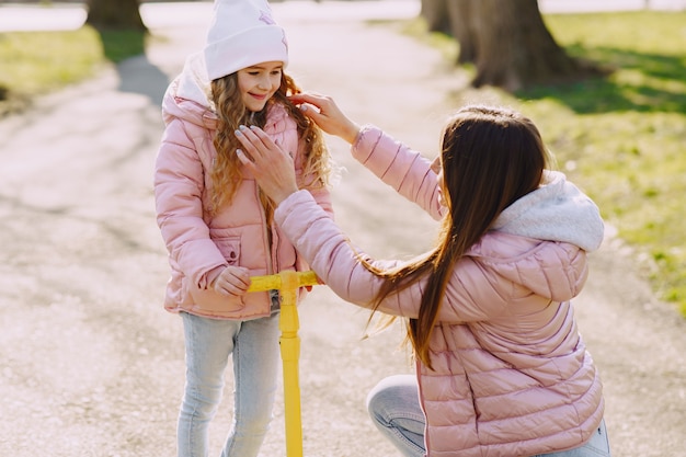 Moeder met dochter in een park met skate