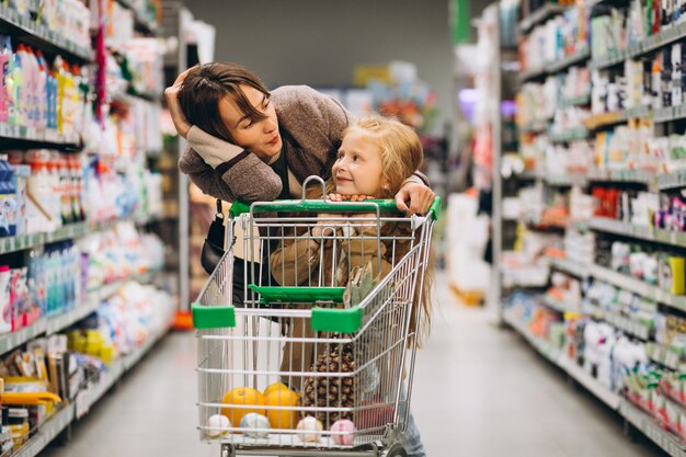 Moeder met dochter in een supermarkt