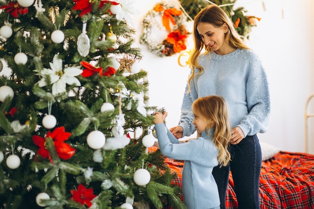 Moeder met dochter kerstboom versieren