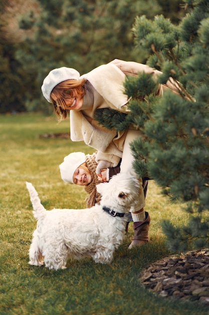 Moeder met dochter loopt met een hond