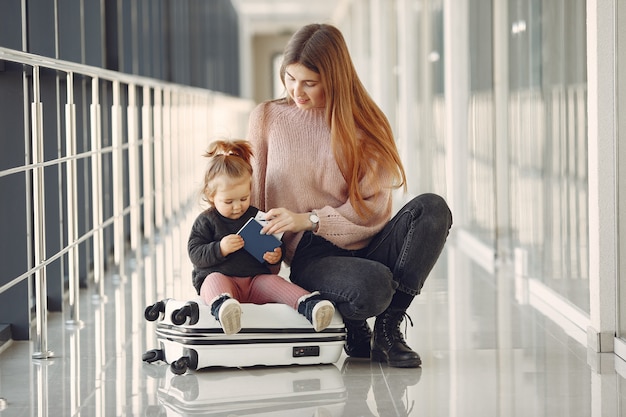 Gratis foto moeder met dochter op de luchthaven