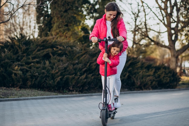 Moeder met dochter op elektrische scooter