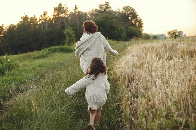 Moeder met dochter spelen in een zomer-veld