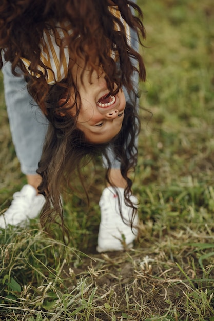 Gratis foto moeder met dochter spelen in een zomer-veld