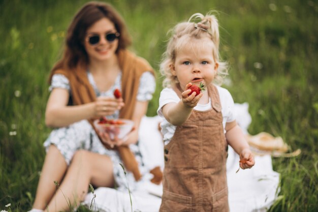 Moeder met dochtertje picknick in het park