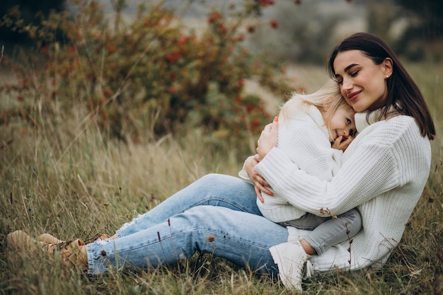 Moeder met dochtertje samen in herfstweer met plezier