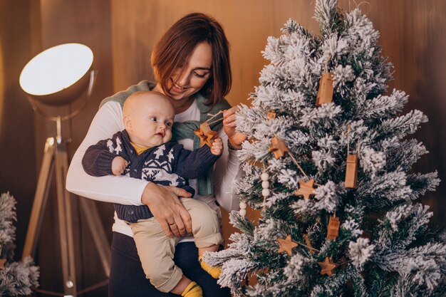 Moeder met haar babyjongen die kerstmis viert