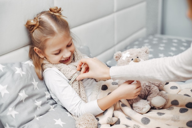 Moeder met haar illnes dochter in een slaapkamer