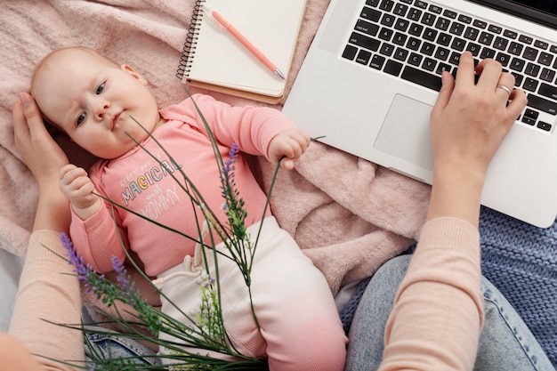 Gratis foto moeder met haar kind thuis