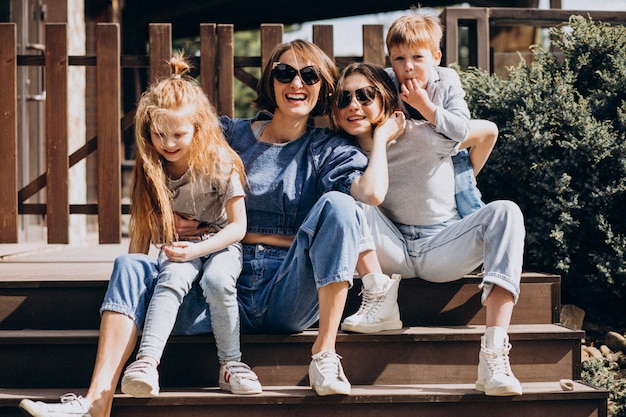 Moeder met haar kinderen in de achtertuin