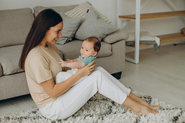 Moeder met haar kleine babymeisje thuis