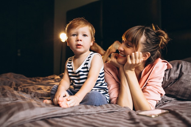 Moeder met haar zoon in bed