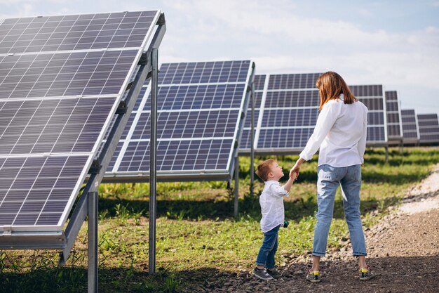 Moeder met haar zoontje door zonnepanelen