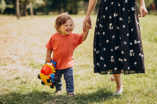 Moeder met haar zoontje samen in park