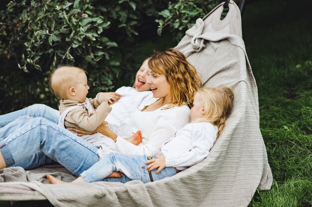 moeder met kinderen plezier in een hangmat. Moeder en kinderen in een hangmat.