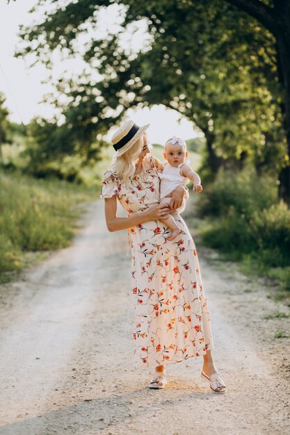 Moeder met kleine babydochter in park