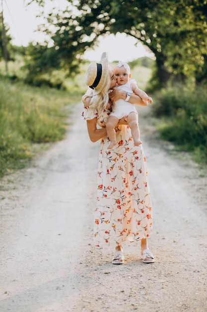 Moeder met kleine babydochter in park