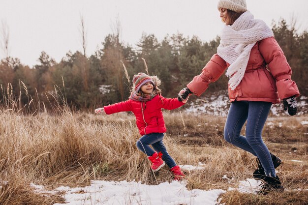 Moeder met kleine dochter in een winter forest