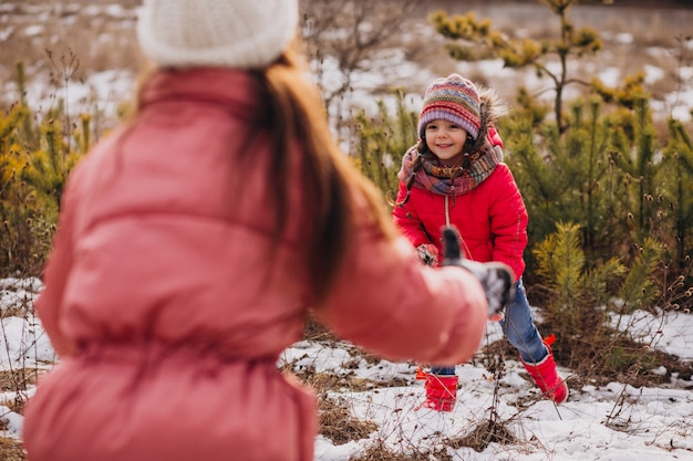 Moeder met kleine dochter in een winter forest